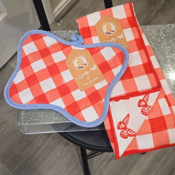 Dolly Parton Checkered Kitchen Towel and Pot Holder Set - Picture 8 of 9